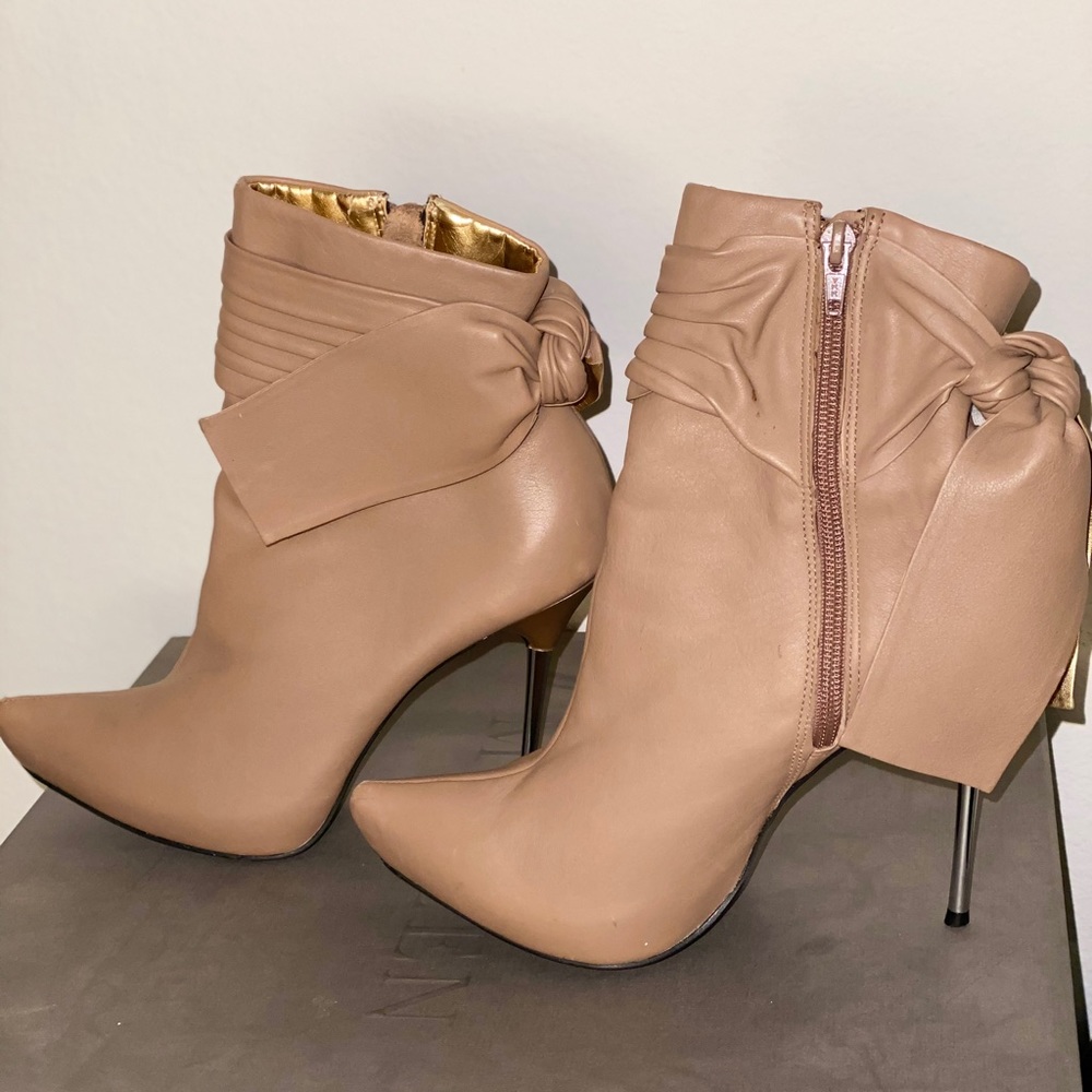 Beige leather heeled booties by Sergio Zelcer - Picture 1 of 7